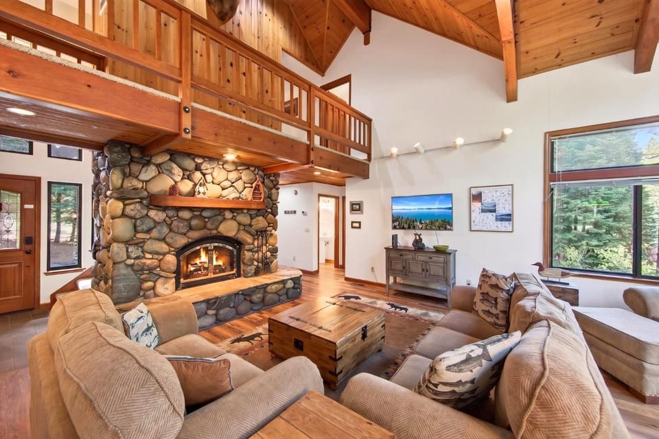 Keystone Lodge by Tahoe Getaways - 4BR near Downtown Truckee & Northstar! House in Sierra Nevada