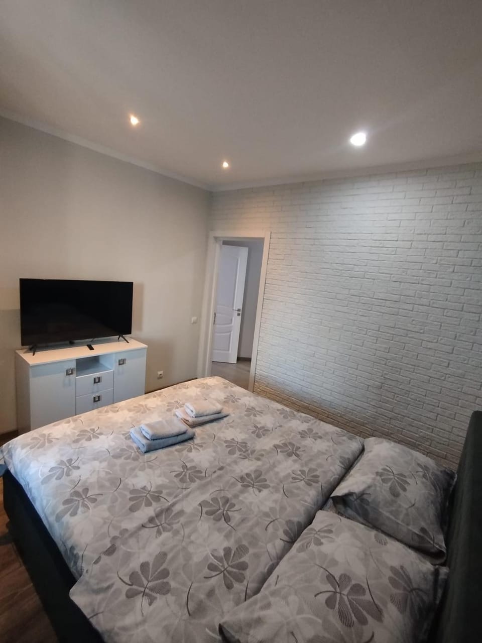 Bed, TV and multimedia, Bedroom