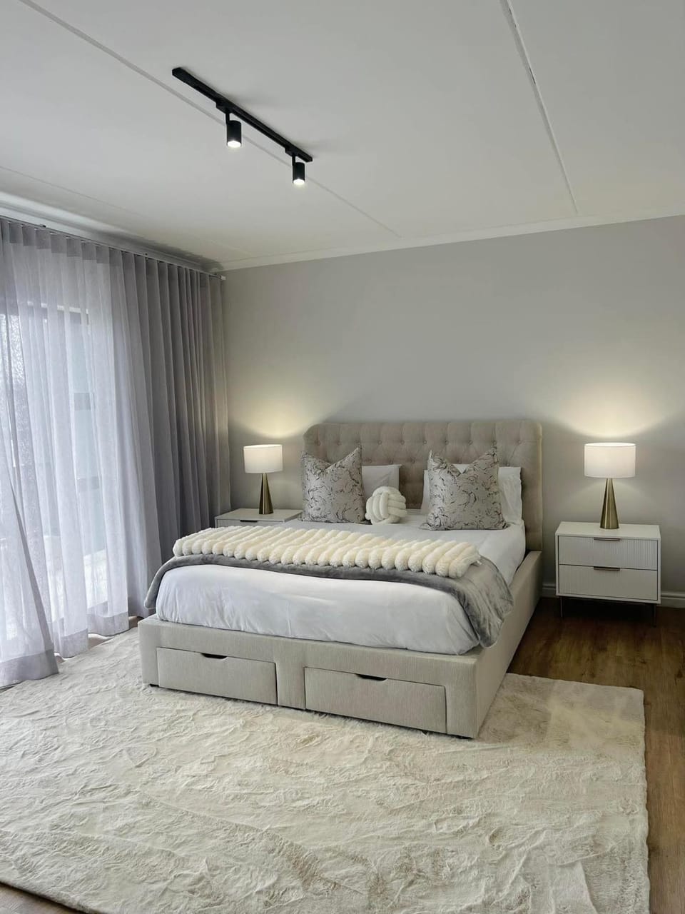 The Sandy Toes Retreat -Modern Two-Bedroom in Camps Bay Apartment in Camps Bay