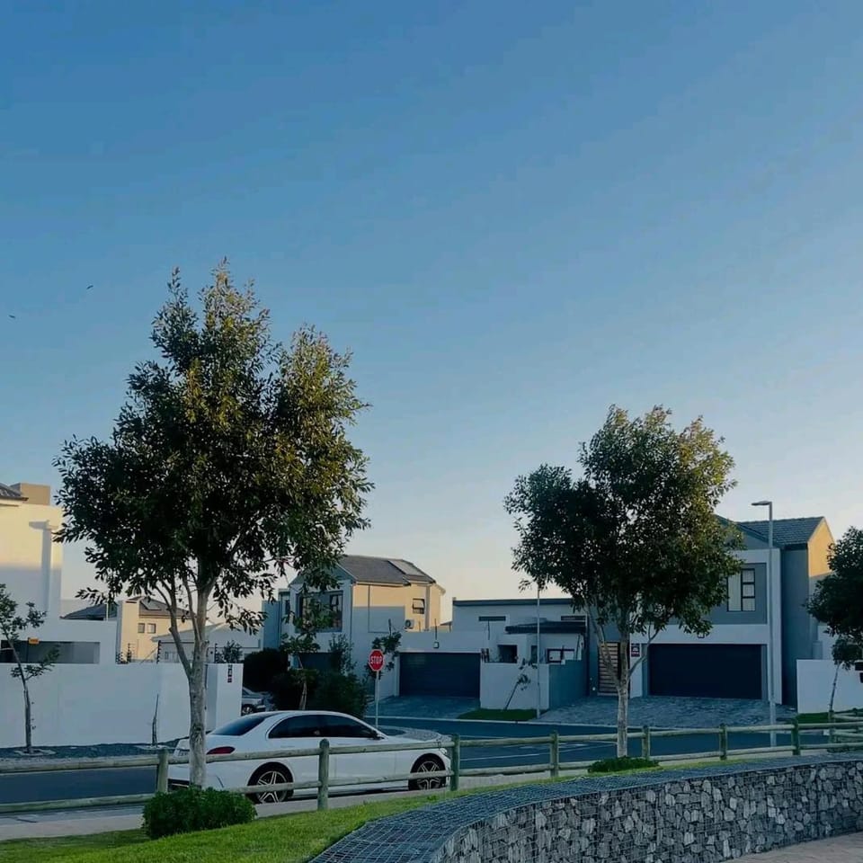 The Sandy Toes Retreat -Modern Two-Bedroom in Camps Bay Apartment in Camps Bay