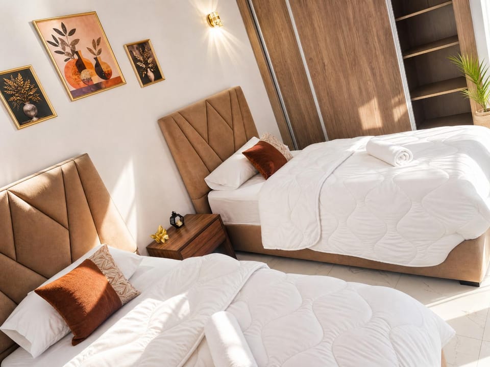 Bed, Living room, Photo of the whole room, Seating area, Bedroom