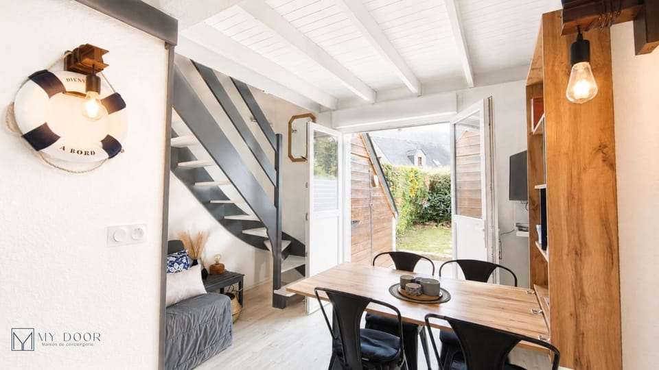 View (from property/room), Balcony/Terrace, Living room, Decorative detail, Seating area, Dining area