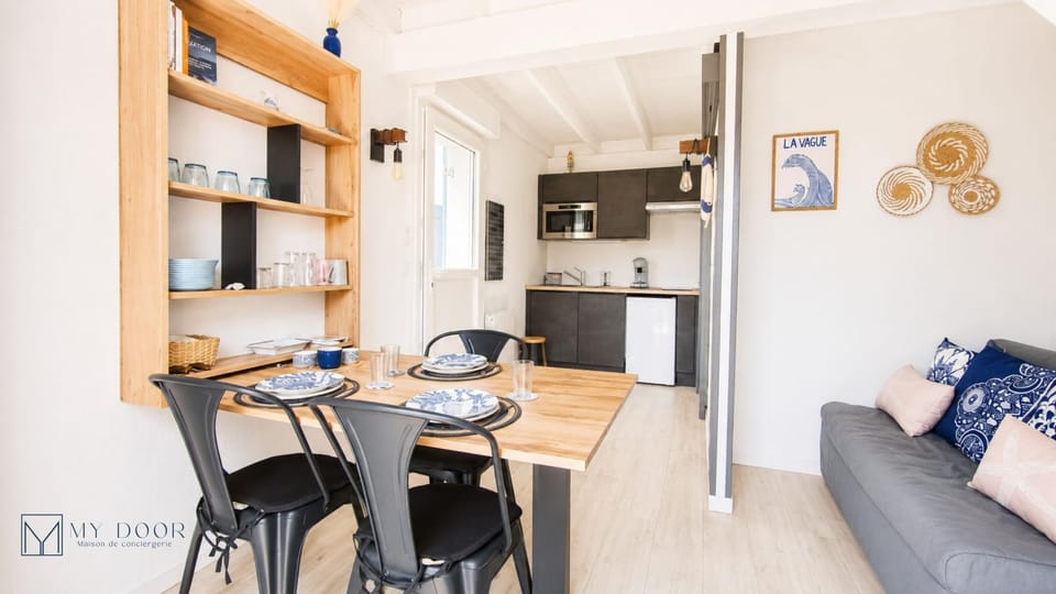 Kitchen or kitchenette, Living room, Seating area, Dining area, minibar, oven, pet friendly, stove