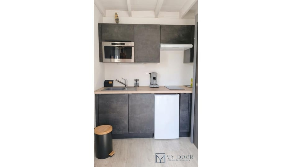 Kitchen or kitchenette, dishwasher, microwave, minibar, oven, stove