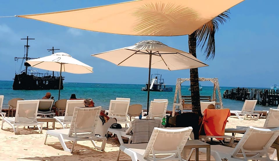 Restaurant/places to eat, Restaurant/places to eat, Day, Natural landscape, Seating area, Beach, Evening entertainment, sunbed