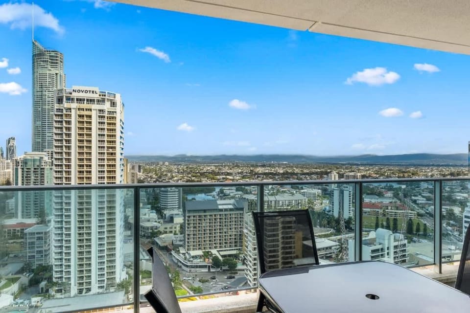 Ocean View 2BD - 5 Star Pools & Parking, Surfers House in Surfers Paradise Boulevard