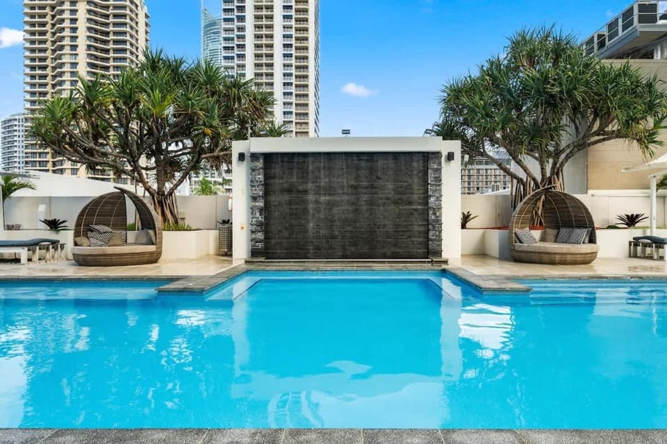 Ocean View 2BD - 5 Star Pools & Parking, Surfers House in Surfers Paradise Boulevard