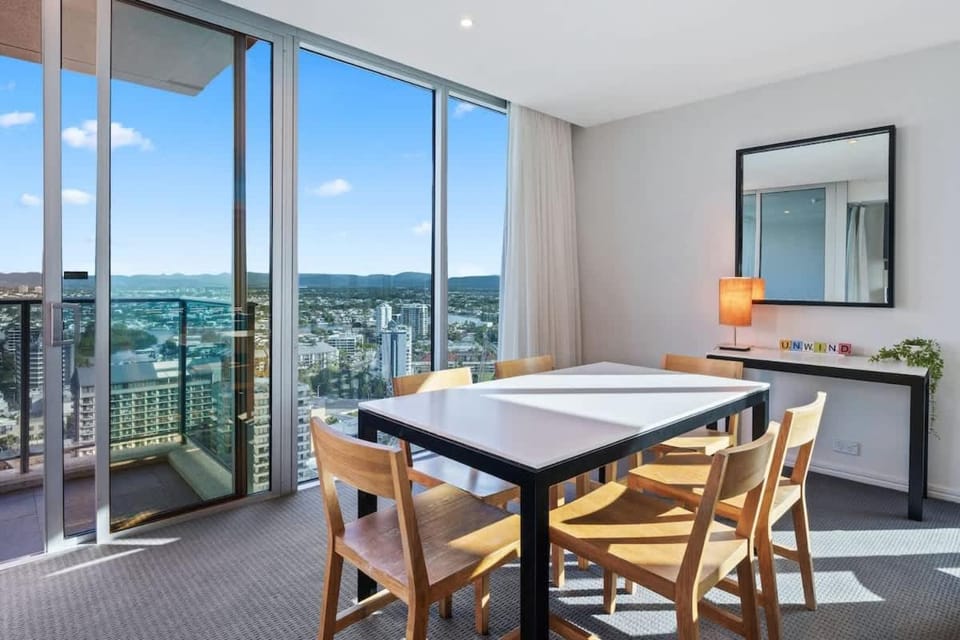 Ocean View 2BD - 5 Star Pools & Parking, Surfers House in Surfers Paradise Boulevard