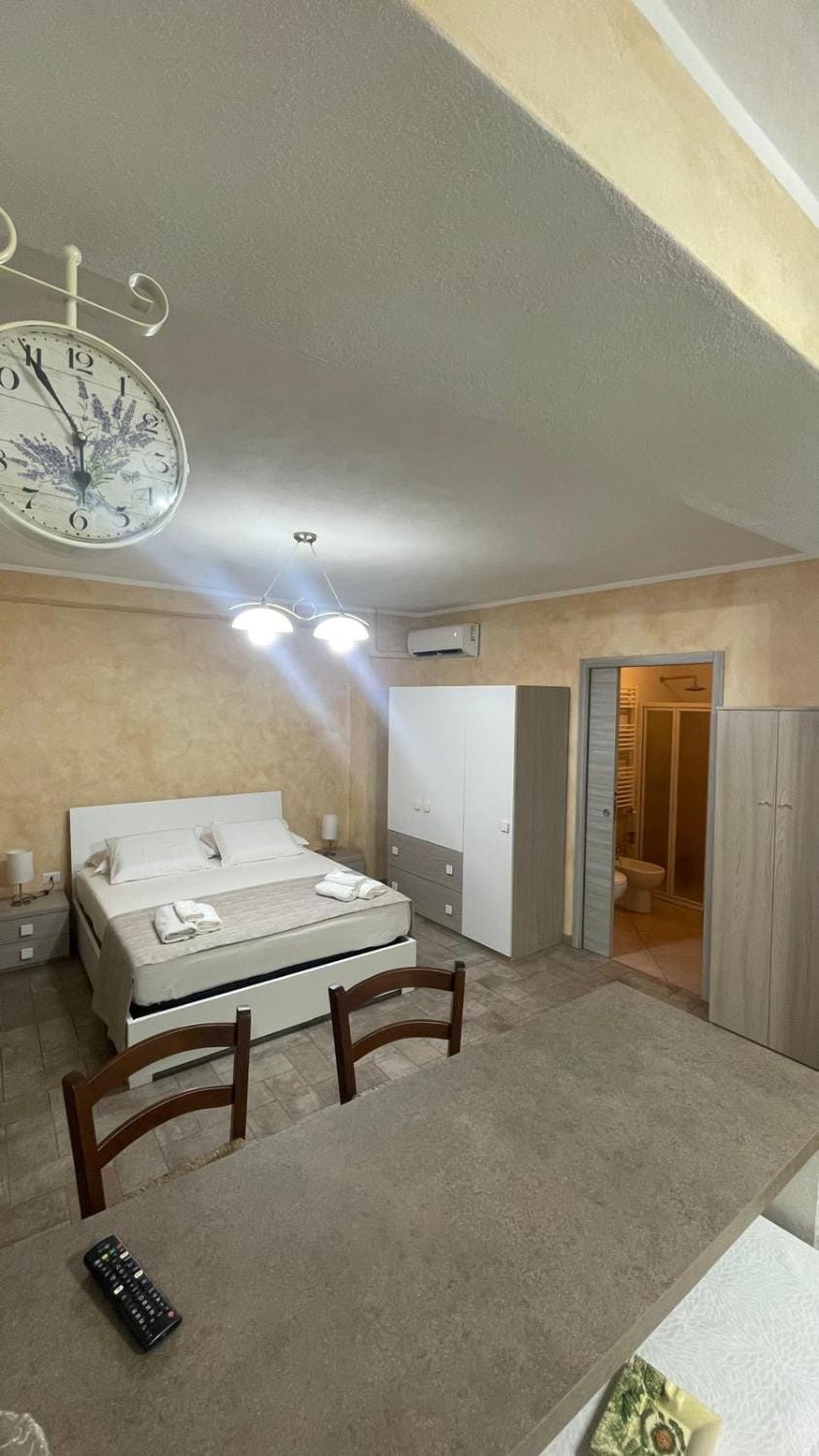 Bed, Bedroom, furniture, wardrobe, air conditioner