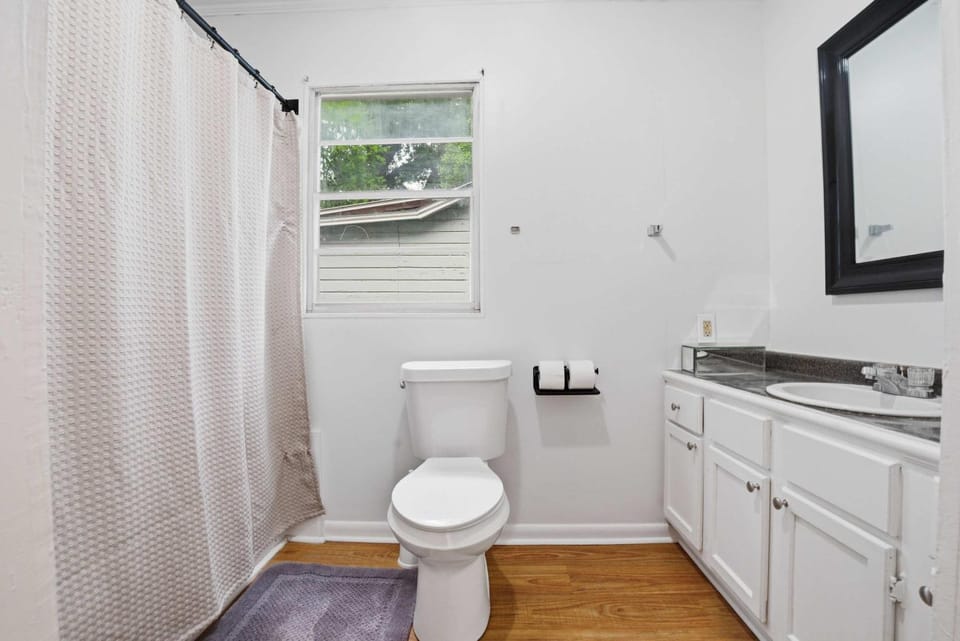 Byron St 5BR single Unit Downtown Lafaytte Apartment in Lafayette
