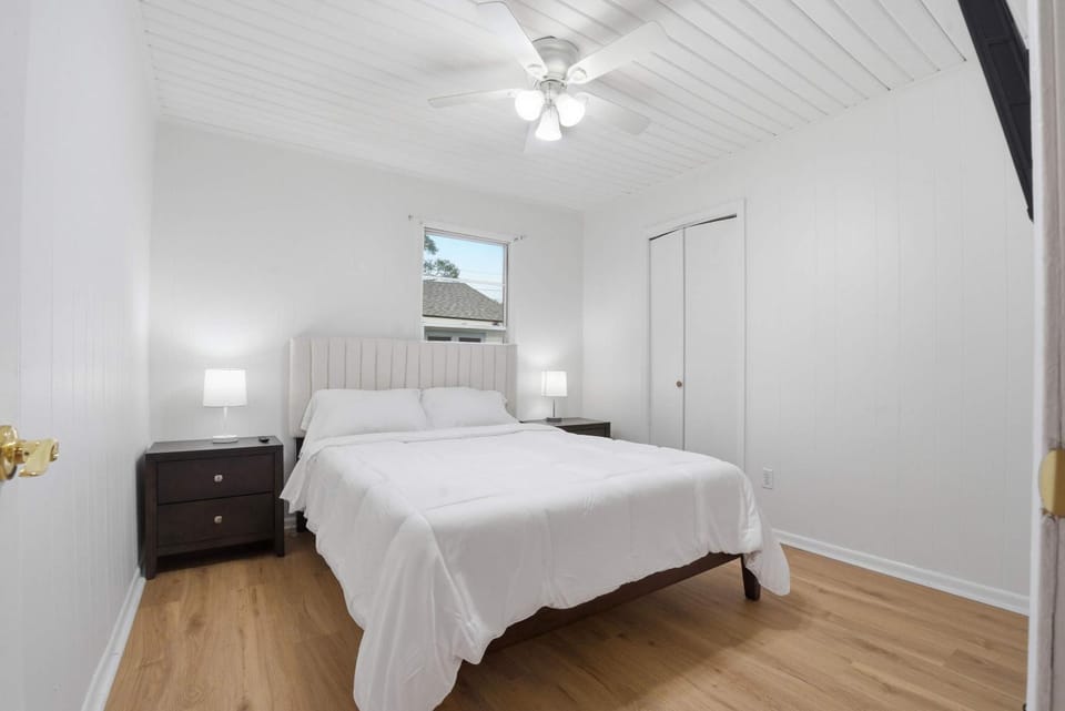 Byron St 5BR single Unit Downtown Lafaytte Apartment in Lafayette
