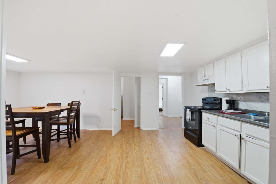 Byron St 5BR single Unit Downtown Lafaytte Apartment in Lafayette