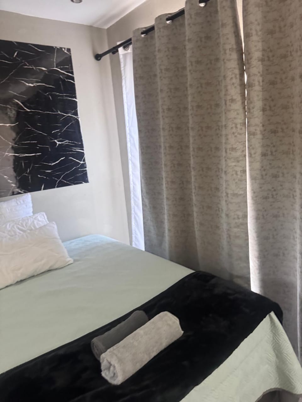 Bed, towels