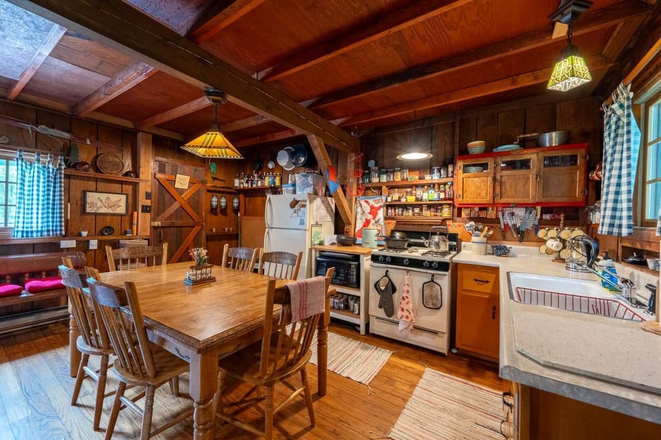 Cozy Cabin w Pavilion Deck Fireplace & FirePit Cabin in Shenandoah Valley