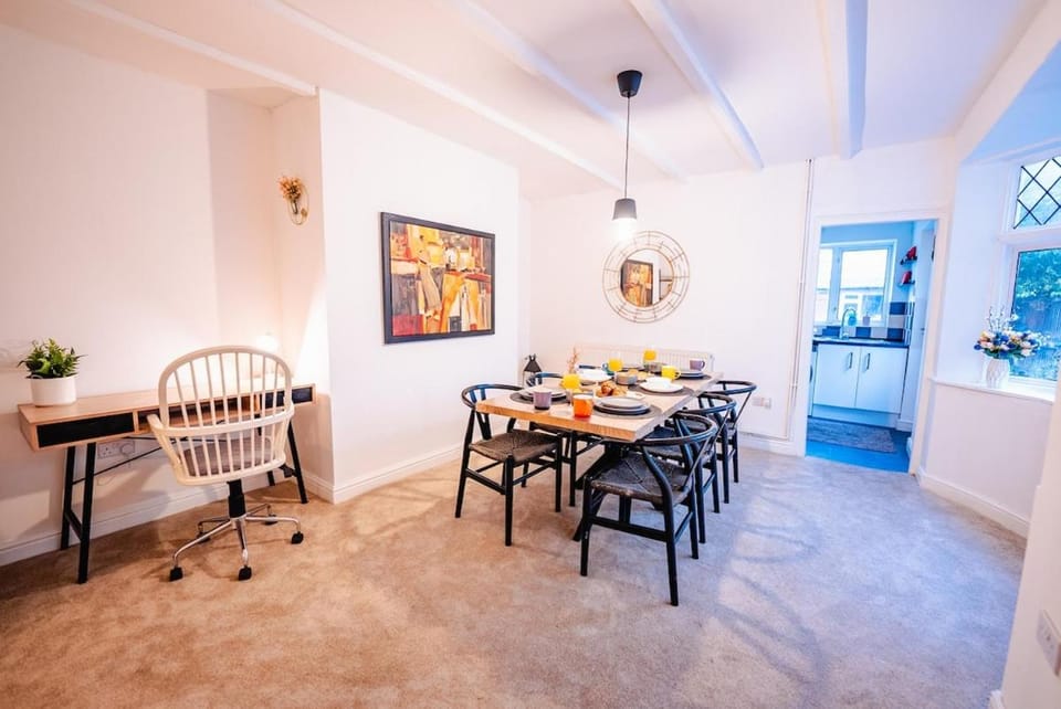 Cardiff Central Spacious House 5 Bedrooms 3 Bathrooms Free Parking House in Cardiff
