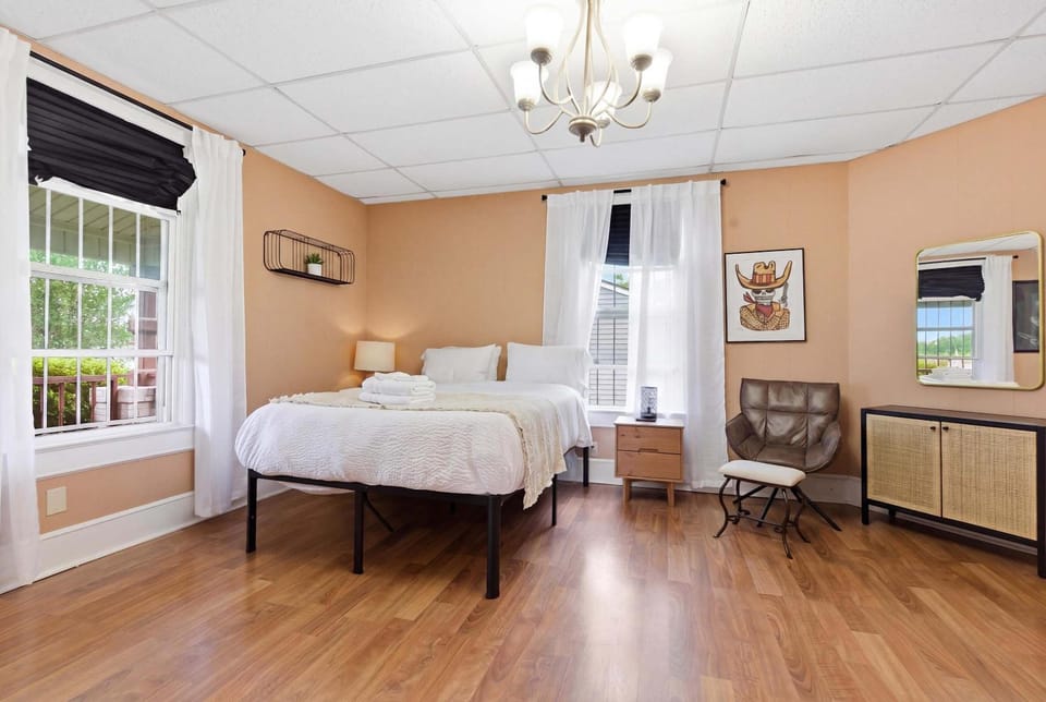 Downtown Lafayette 4BR Home with Parking House in Lafayette