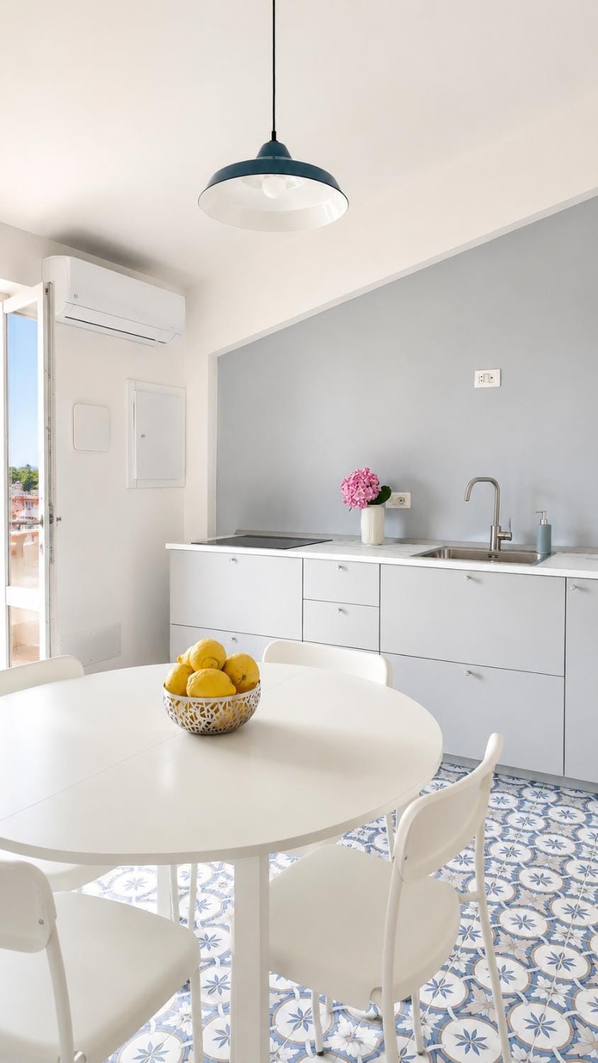 Kitchen or kitchenette, Dining area