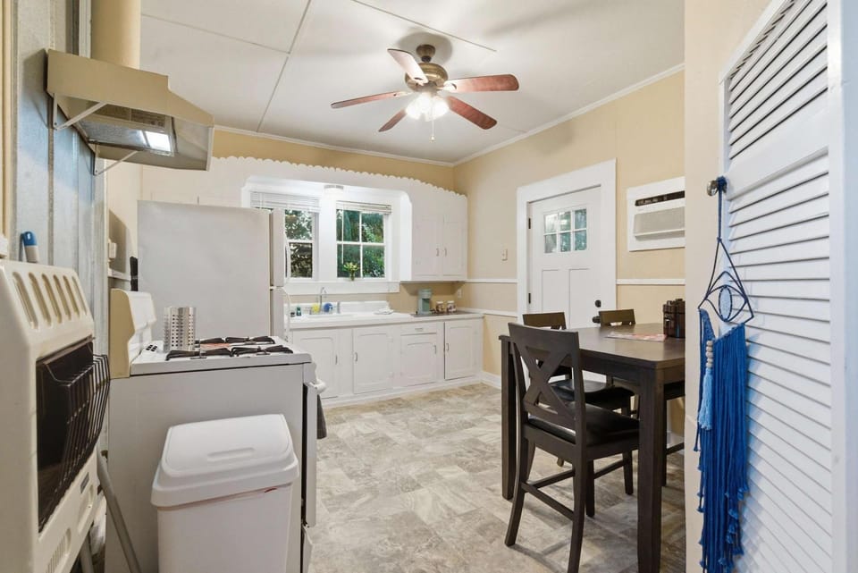 Cozy 1BR Cottage w Kitchen & Laundry House in Lafayette