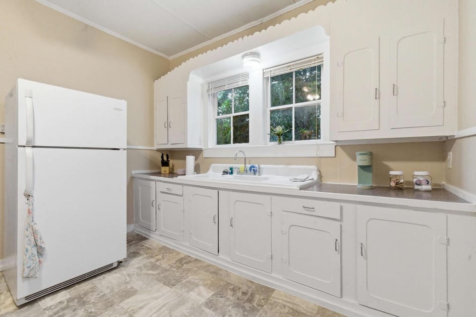 Cozy 1BR Cottage w Kitchen & Laundry House in Lafayette