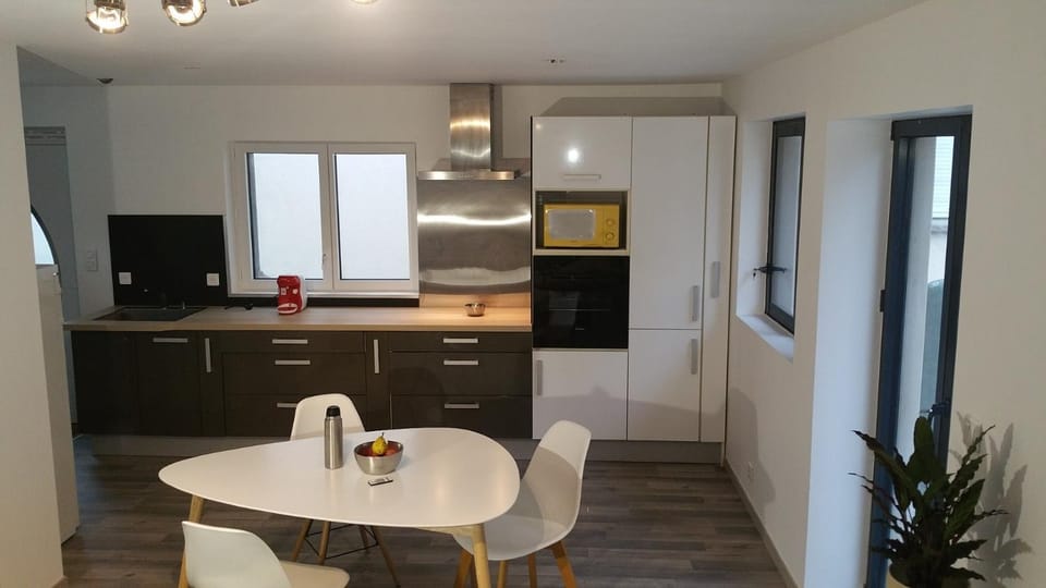 Kitchen or kitchenette, Dining area, oven