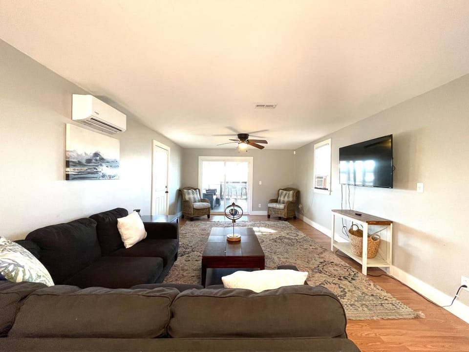 Spacious Waterfront Retreat - Sleeps 6 - 10 Min to Parris Island House in Port Royal