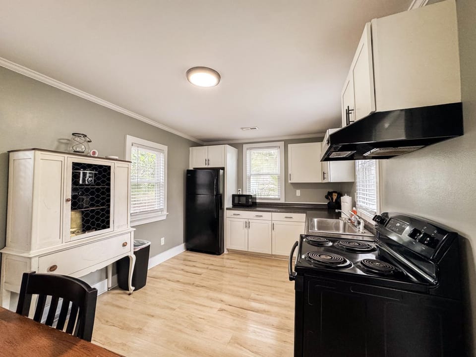 Kitchen or kitchenette, Dining area, oven, stove, toaster