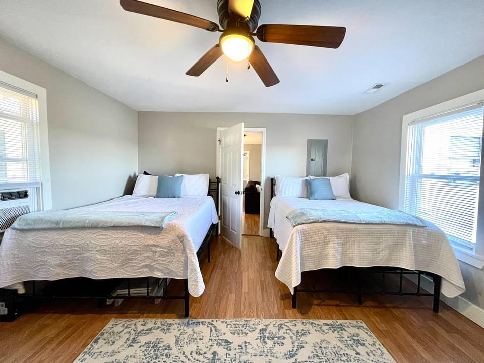 Spacious Waterfront Retreat - Sleeps 6 - 10 Min to Parris Island House in Port Royal