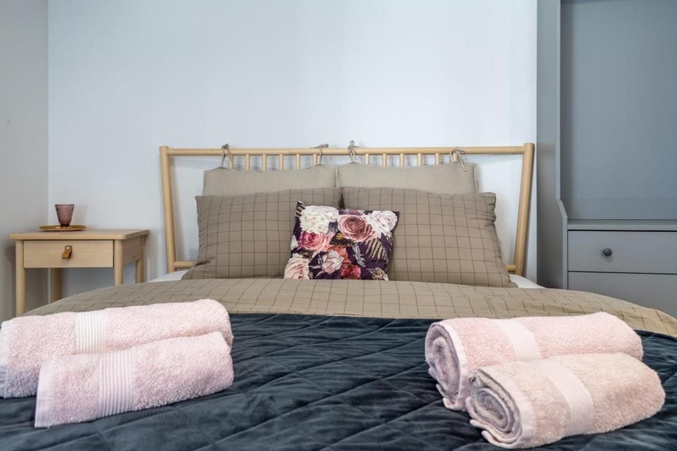 Bed, towels