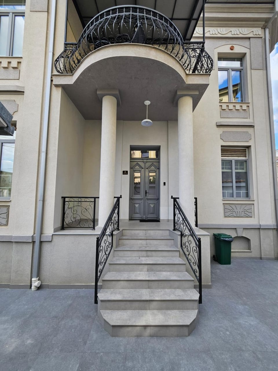 Facade/entrance