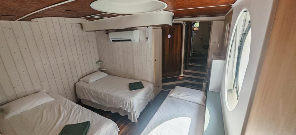 Bed, Photo of the whole room, air conditioner