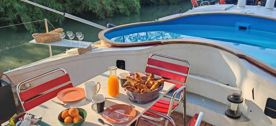 Swimming pool, Breakfast, Continental breakfast