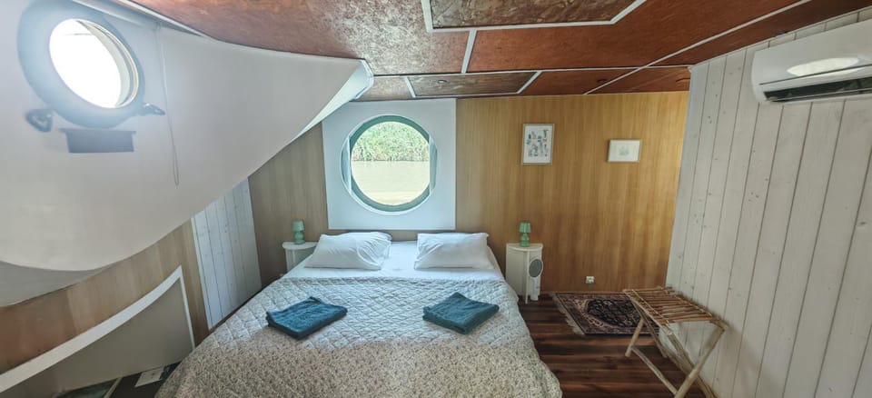 Bed, Photo of the whole room, air conditioner