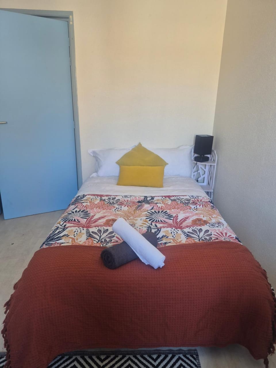 Bed, towels