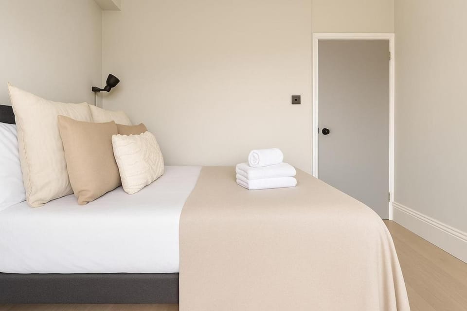 Stylish W12 Retreat Steps from Westfield Apartment in London