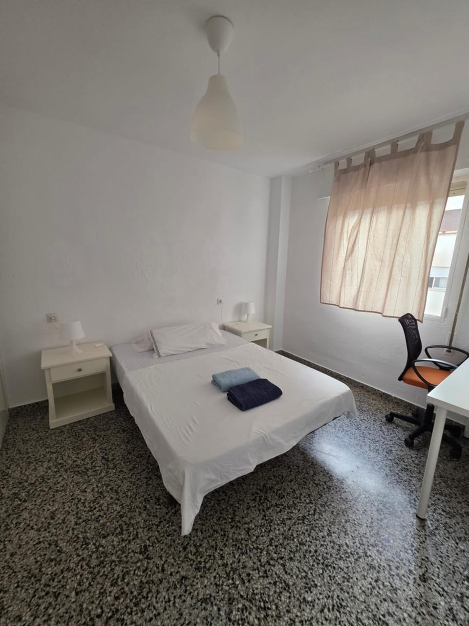 HABITACIÓN PRIVADA COMODA SITUADA EN LA MEJOR ZONA DE MALAGA CERCA A LA PLAYA JUSTO A LADO DE DOS CENTROS COMERCIALES Y LA ESTACION DE TREN Y AUTOBÚSES ZONA MUY BIEN COMUNICADA WI-FI LA MEJOR ZONA DE MALAGA lo bienvenido Vacation rental in Malaga