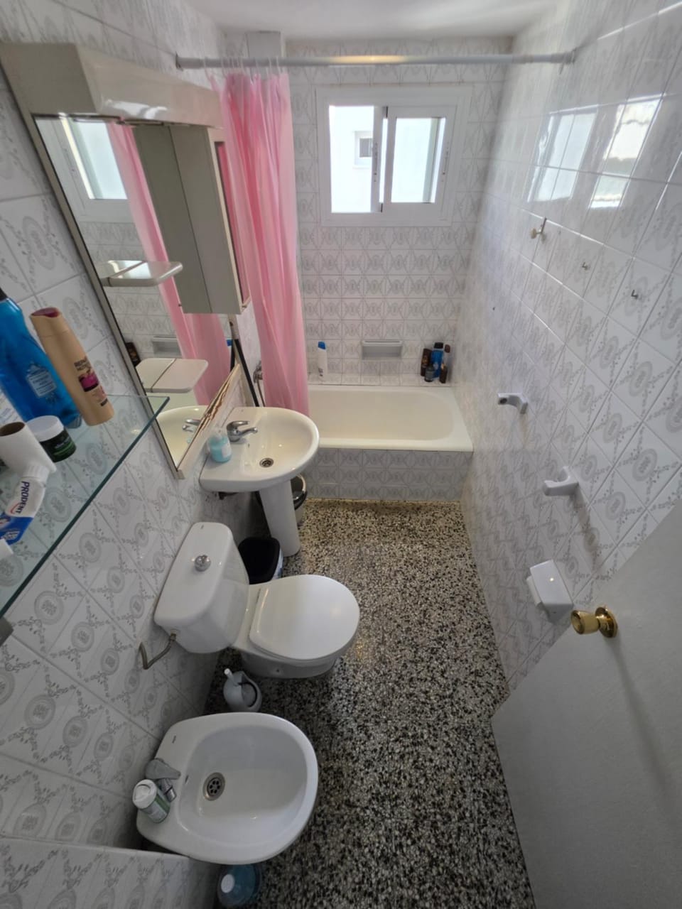 HABITACIÓN PRIVADA COMODA SITUADA EN LA MEJOR ZONA DE MALAGA CERCA A LA PLAYA JUSTO A LADO DE DOS CENTROS COMERCIALES Y LA ESTACION DE TREN Y AUTOBÚSES ZONA MUY BIEN COMUNICADA WI-FI LA MEJOR ZONA DE MALAGA lo bienvenido Vacation rental in Malaga