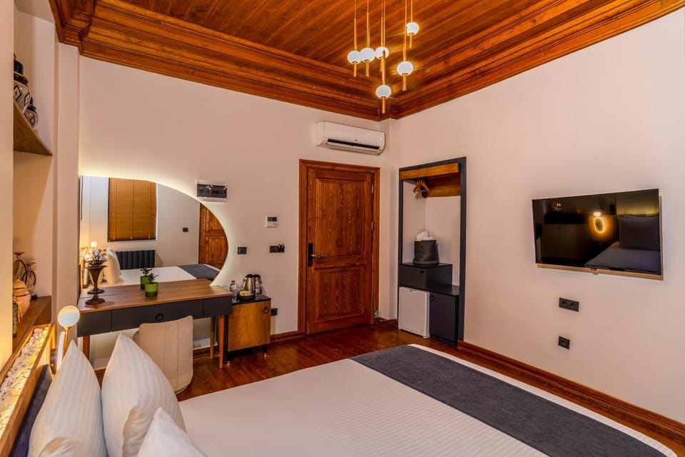 Bed, TV and multimedia, Living room, Photo of the whole room, Bedroom, wardrobe, air conditioner