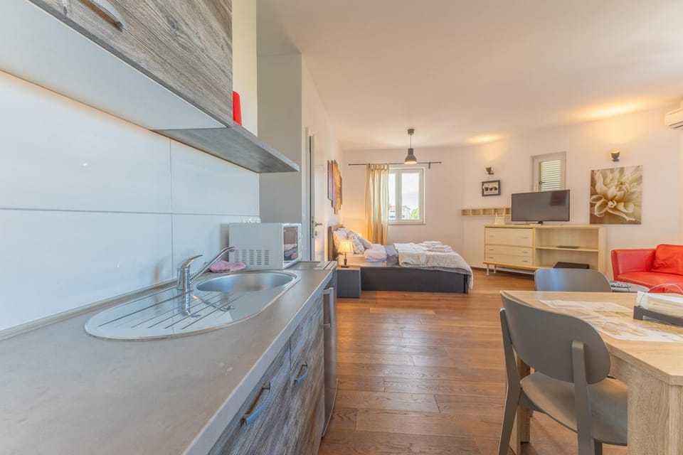 Kitchen or kitchenette