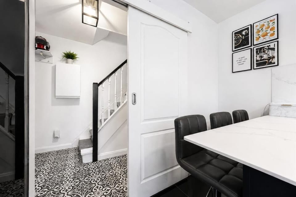 Stylish Home Wimbledon Richmond Park Retreat Apartment in London Borough of Richmond upon Thames