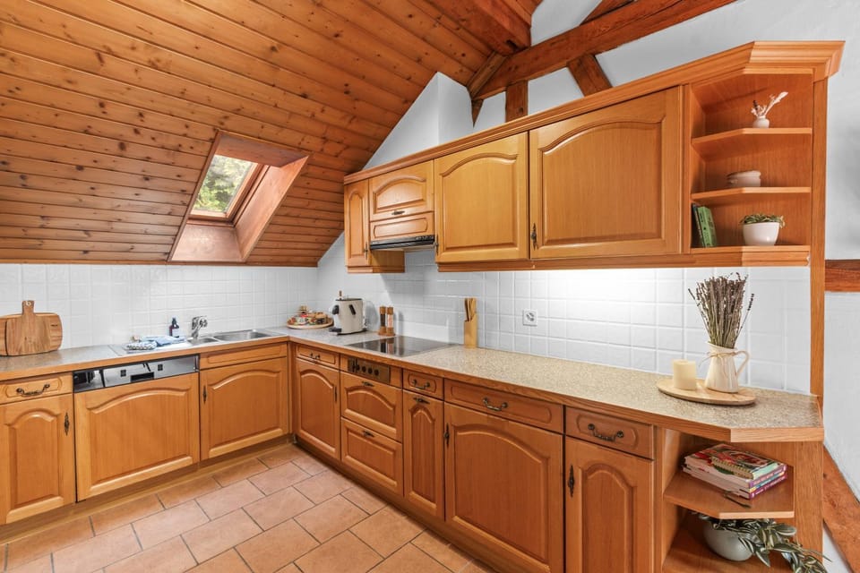 Coffee/tea facilities, Kitchen or kitchenette, dishwasher, stove