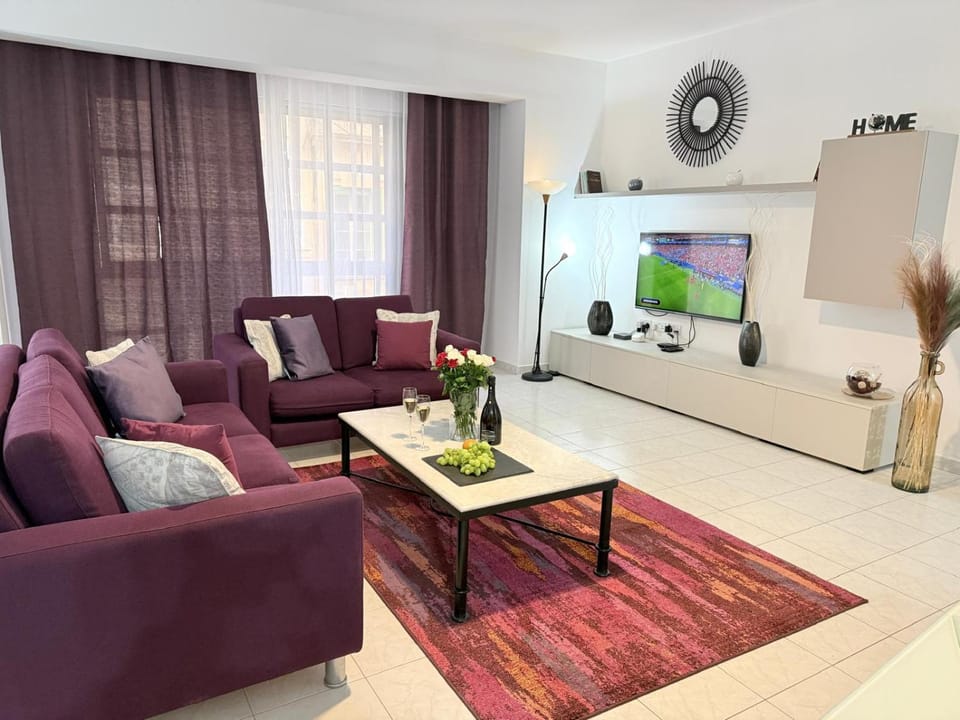 Communal lounge/ TV room, TV and multimedia, Living room, Seating area