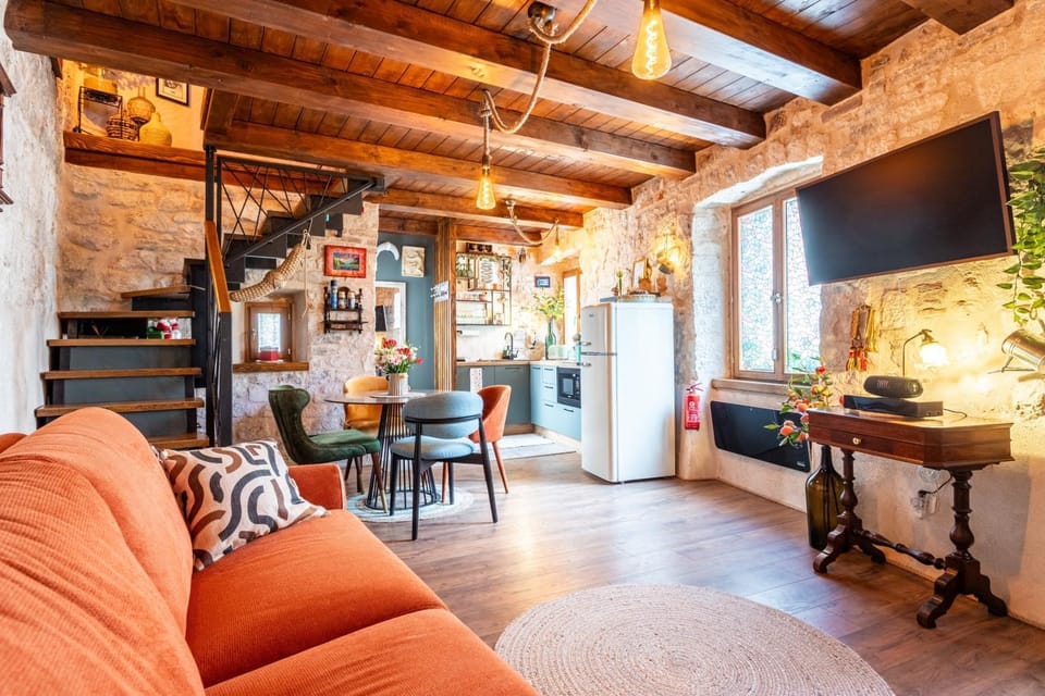 TV and multimedia, Kitchen or kitchenette, Living room, Seating area, Dining area
