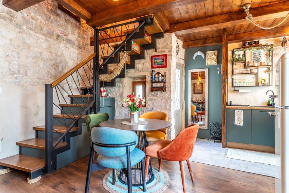 Kitchen or kitchenette, Seating area, Dining area