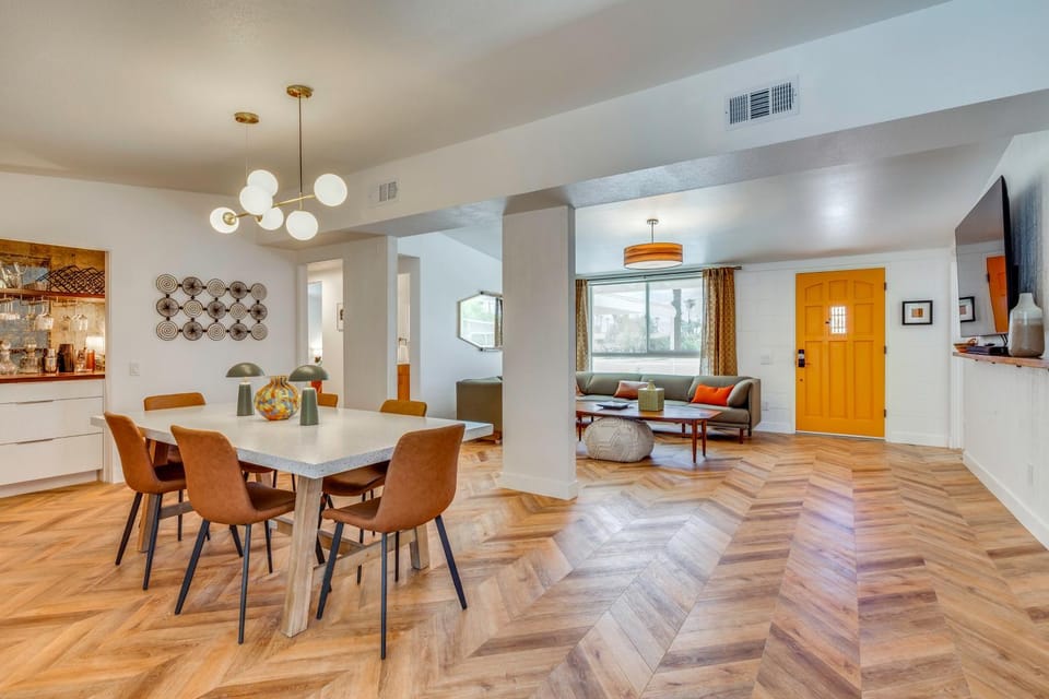Stylish MCM Retreat: 27 Days or More House in Indian Wells
