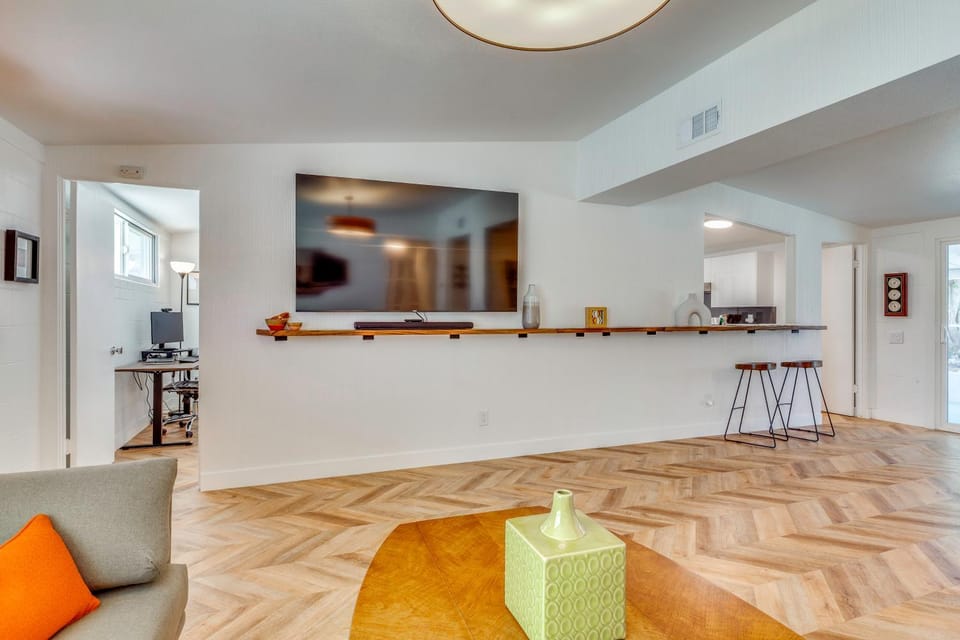 Stylish MCM Retreat: 27 Days or More House in Indian Wells