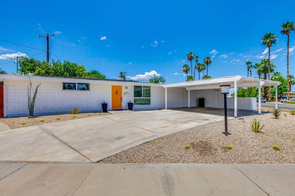 Stylish MCM Retreat: 27 Days or More House in Indian Wells