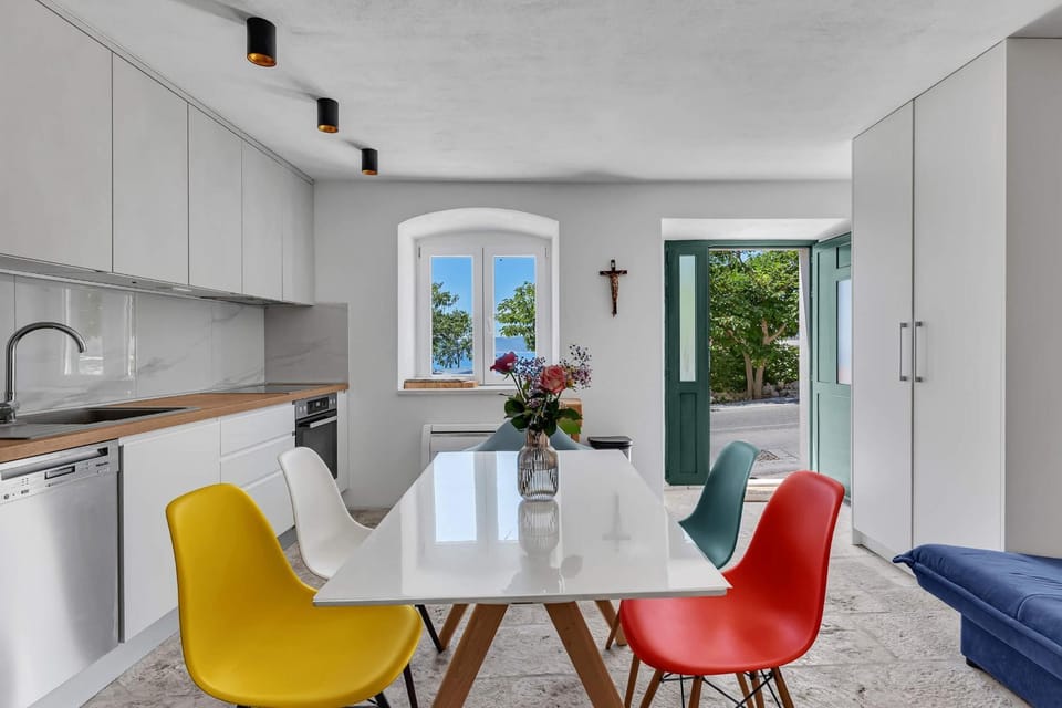 Dining area, kitchen