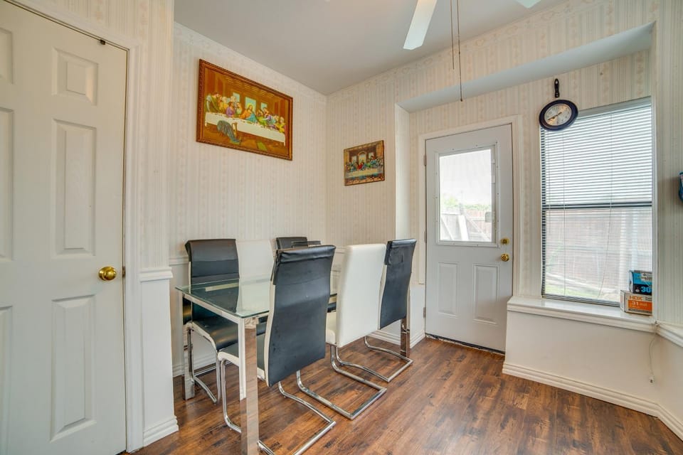 Private Patio & Grill! Garland Retreat Near Golf House in Richardson