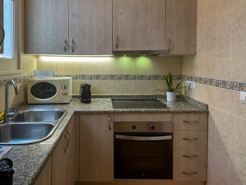 Coffee/tea facilities, Kitchen or kitchenette, microwave