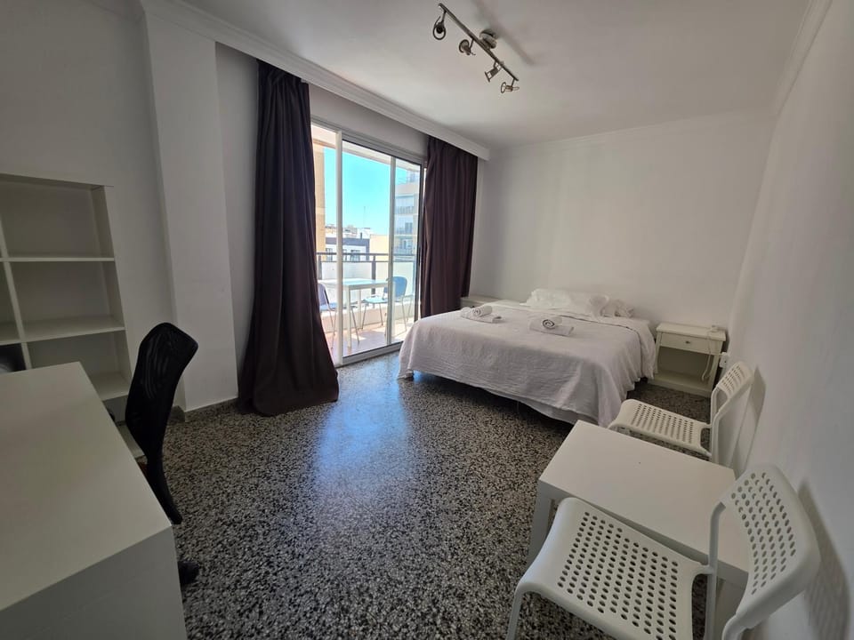 HABITACIÓN PRIVADA CENTRO MALAGA LA MEJOR ZONA CERCA A LA PLAYA ENFRENTE A LA ESTACIÓN DE TREN Y EL CENTRO COMERCIAL VIALIA Y TAMBIEN JUSTO A LADO DEL CENTRO COMERCIAL LARIOS TAMBIÉN CERCA AL CASCO ANTIGUO DE LA MEJOR ZONA PARA DISFRUTAR DE MALAGA a Vacation rental in Malaga